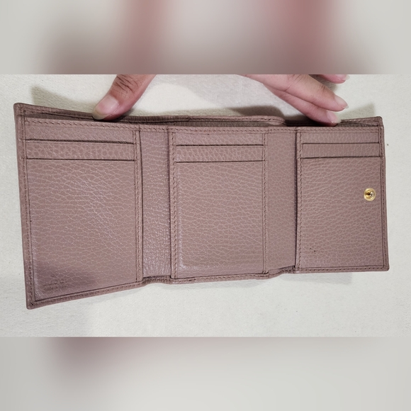 Gucci Marmont Trifold compact Wallet. Minor corner wear. Needs some cleaning. - Picture 13 of 16